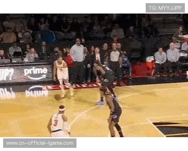 布伦森借掩护抬手就有中距离再添两分